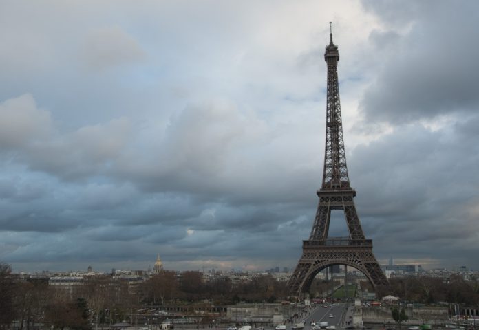 Toàn cảnh Tháp Eiffel sừng sững trên nền trời Paris.