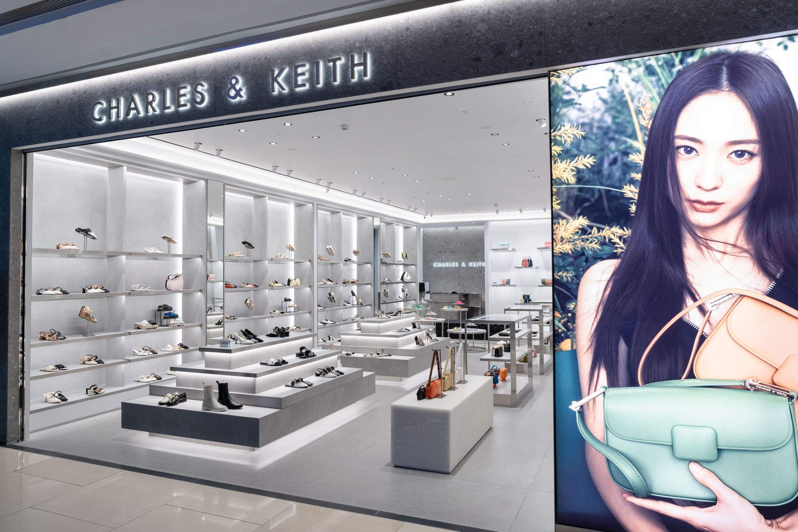 Trưng bày bộ sưu tập charles and keith vincom với các mẫu giày và túi mới