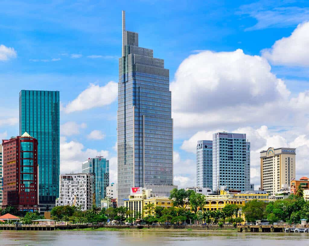 Vietcombank Tower, một công trình kiến trúc vững chãi và hiện đại tại trung tâm TP.HCM.