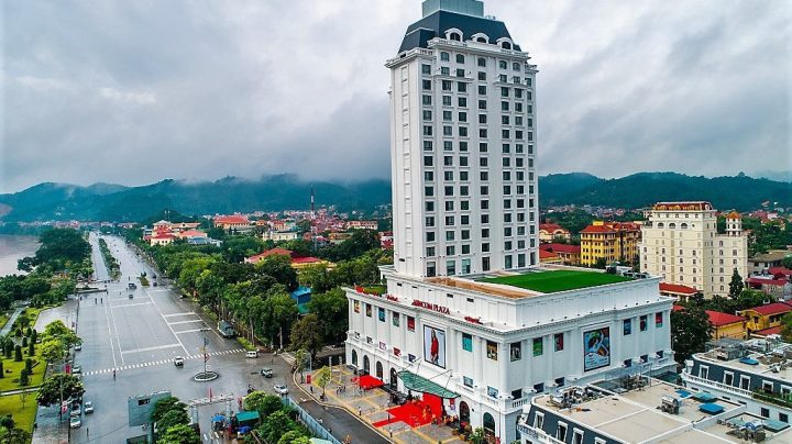 Vincom Plaza Lạng Sơn tọa lạc bên sông Kỳ Cùng, với kiến trúc tân cổ điển nổi bật