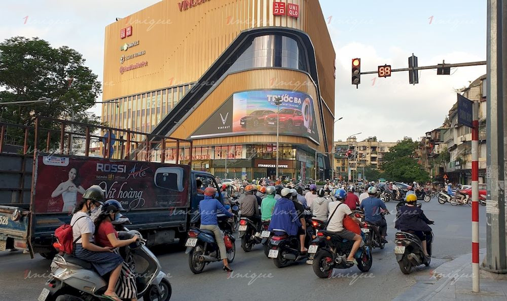 Vinfast giới thiệu xe mới trên màn hình LED Vincom Phạm Ngọc Thạch