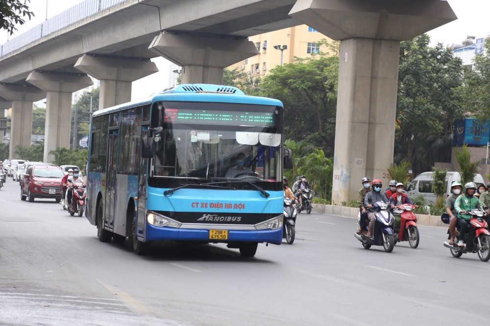 Xe buýt công cộng, một lựa chọn di chuyển thân thiện khi đến Vincom Plaza Bắc Từ Liêm và chụp ảnh kỷ niệm.