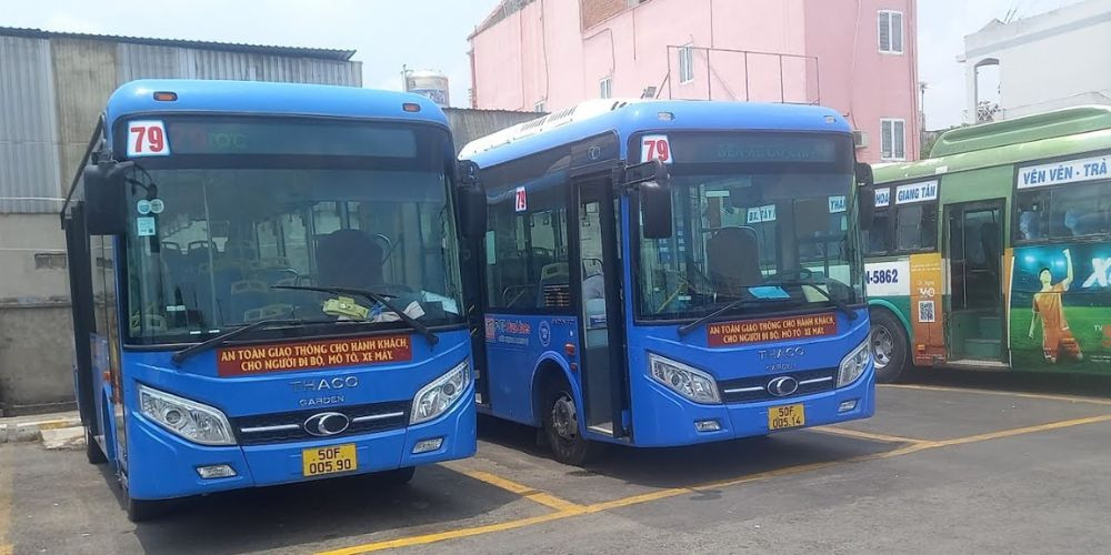 Xe buýt công cộng, phương tiện tiện lợi để đến trung tâm thương mại Vincom Cộng Hòa