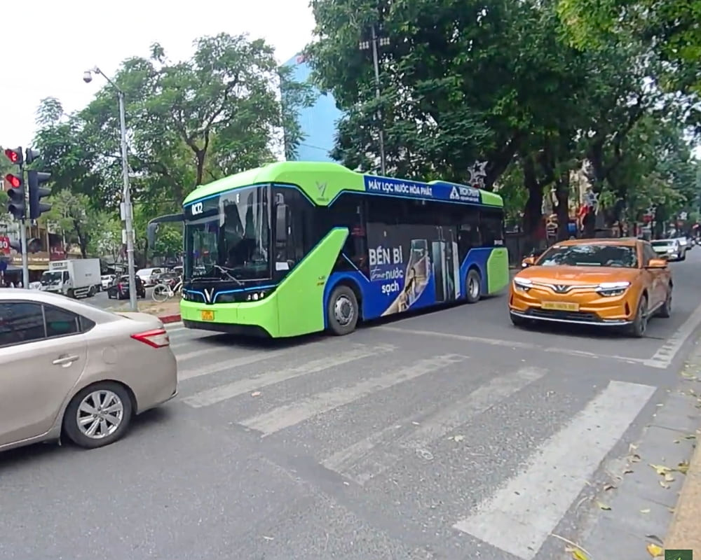 Xe buýt VinBus chạy ngang qua Vincom Bà Triệu, phương tiện công cộng tiện lợi