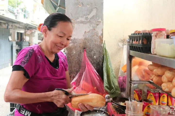 Khám Phá Ẩm Thực Đường Phố Tại Khu Chung Cư Nguyễn Thiện Thuật: Bánh Mì Chảo Và Những Điều Bạn Cần Biết