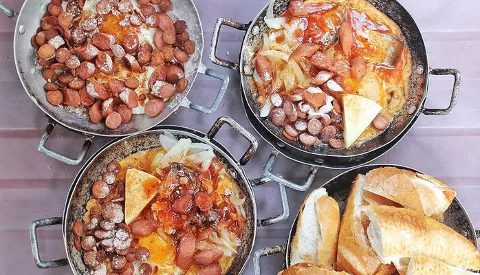 Khám Phá Ẩm Thực Đường Phố Tại Khu Chung Cư Nguyễn Thiện Thuật: Bánh Mì Chảo Và Những Điều Bạn Cần Biết